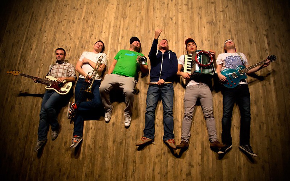 Александра романовского дети лейтенанта шмидта. Плохая группа. Группа плохо фотосессия. Группа дядьки. Плохие дядьки.