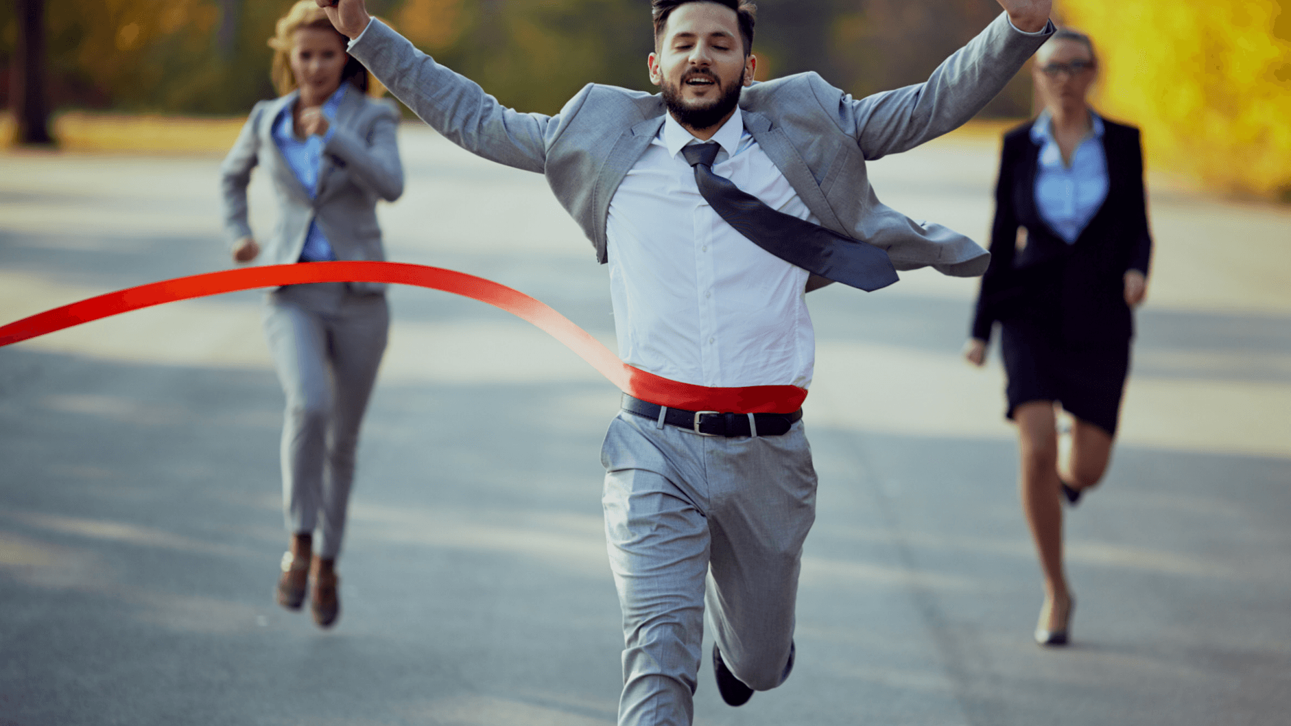 Бизнесмен спортсмен. Бизнесмен бежит. Бизнесмен убегает. Бегающий бизнесмен. Офисный работник бежит.