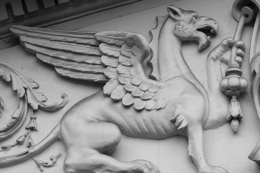 михайловский дворец грифоны спб. дворец великого князя владимира александровича горгульи. грифоны москва. грифон владимирского дворца. грифон мифология.