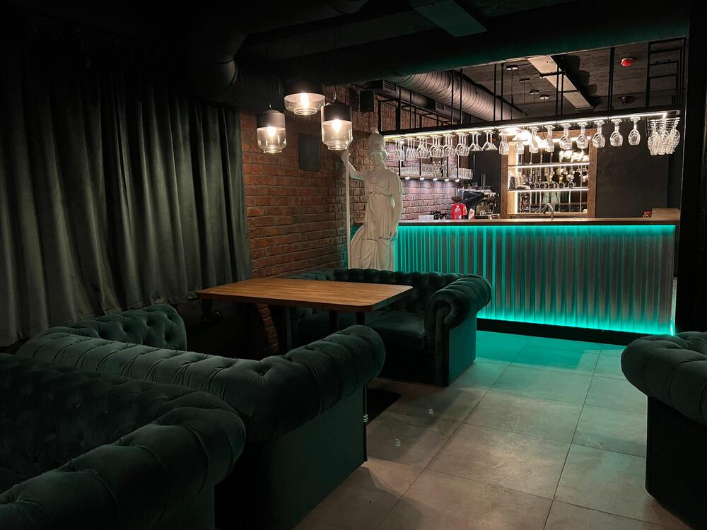    ?  ,  ,  .   — lounge-bar