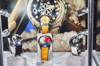  «  .  25- Corum Bubble»